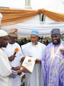 QURANIC RECITER OGUN STATE RECEIVING AWARD 