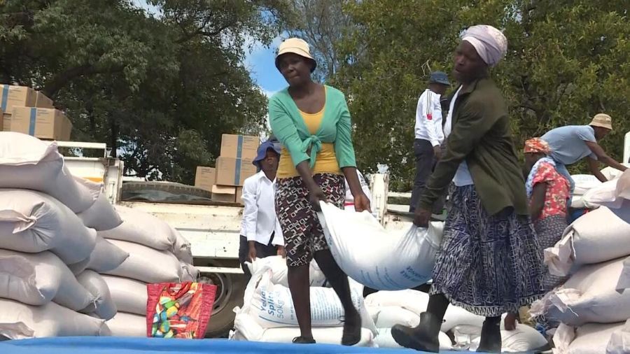 Zimbaweans cOLLECTING fOOD aID